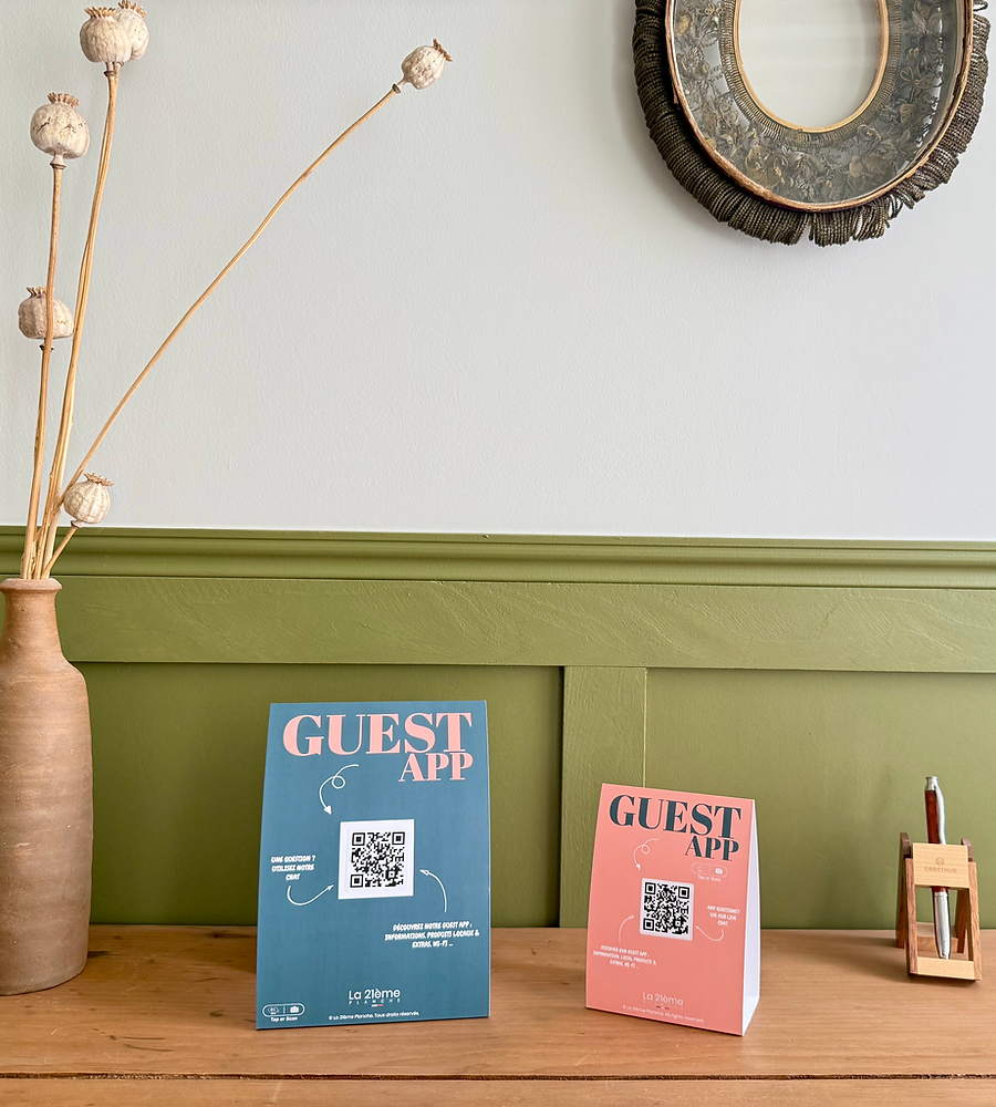 Supports Guest App vert et rose avec leurs QR codes
